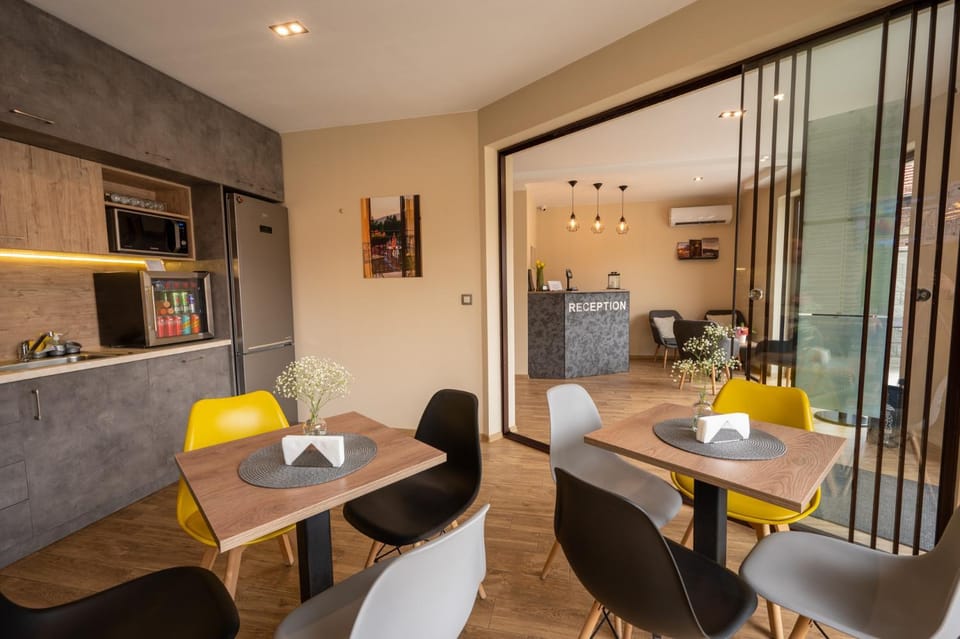 Seating area, minibar