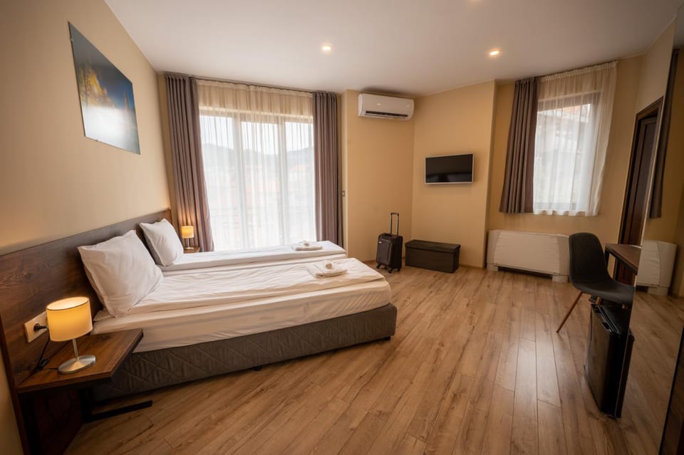 Bed, TV and multimedia, Photo of the whole room, air conditioner