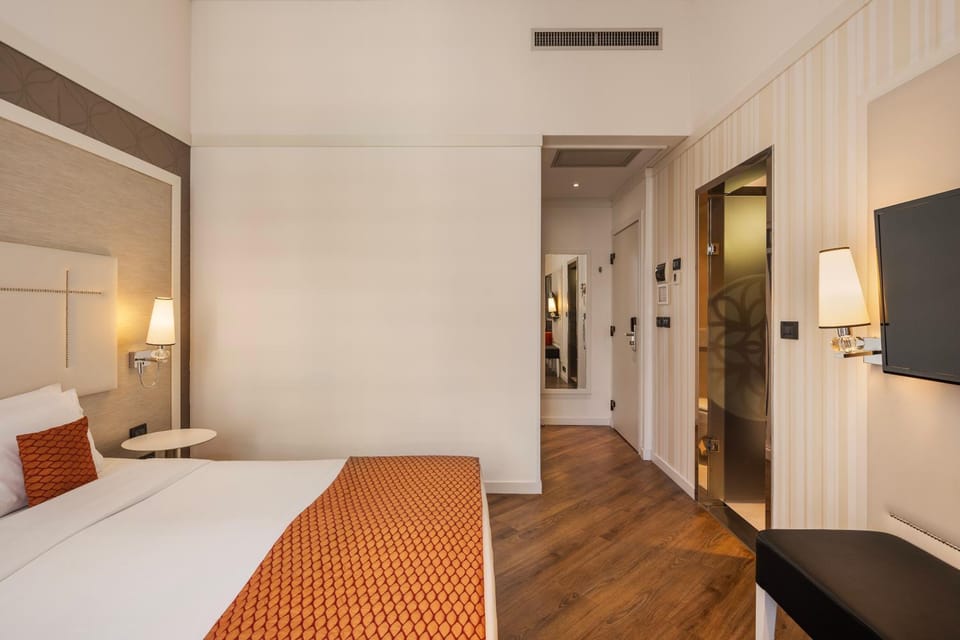 Bed, TV and multimedia, Photo of the whole room, Bedroom, hair dresser