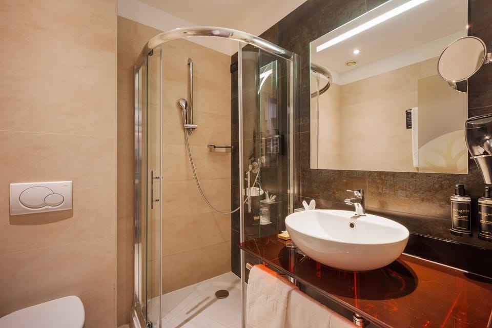 Shower, Toilet, Bathroom, towels