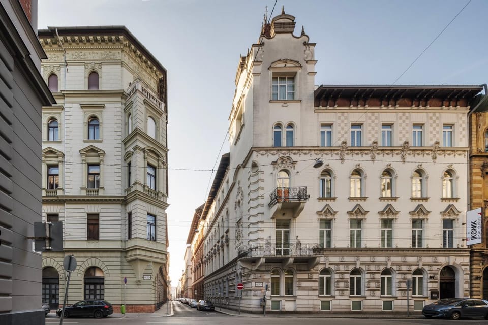 Property building, Day, Street view, Location, Quiet street view