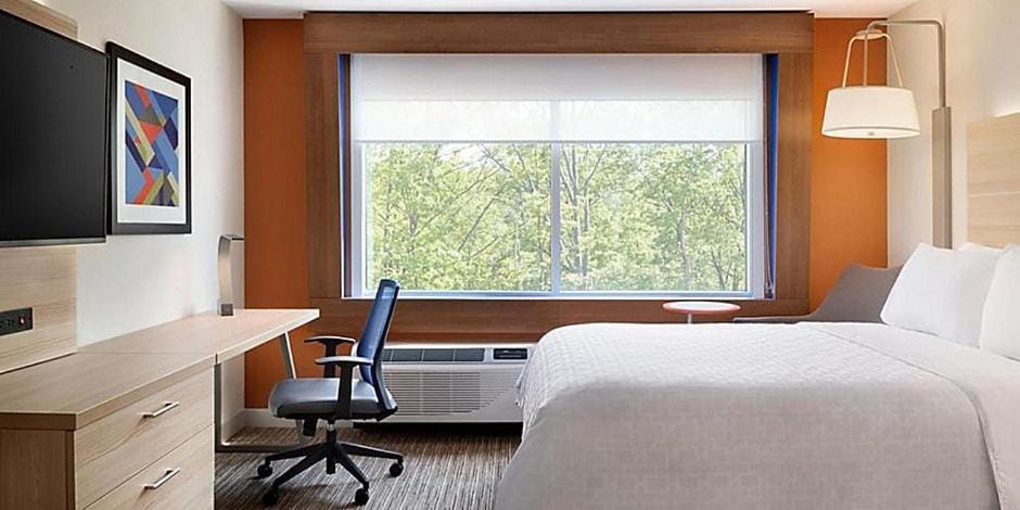 Bed, TV and multimedia, Seating area, Bedroom