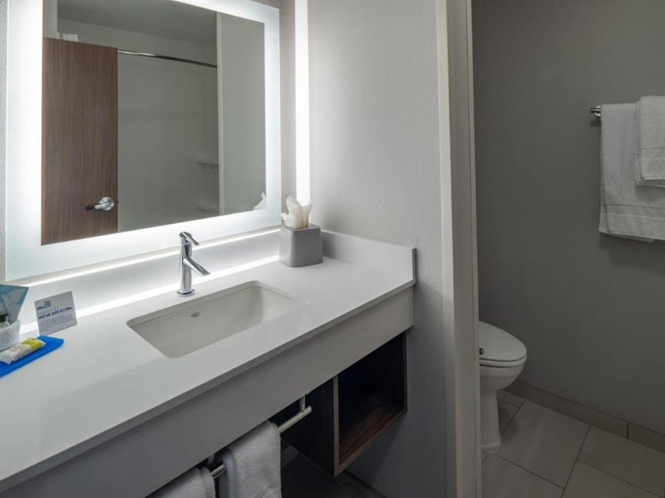 Toilet, Bathroom, towels