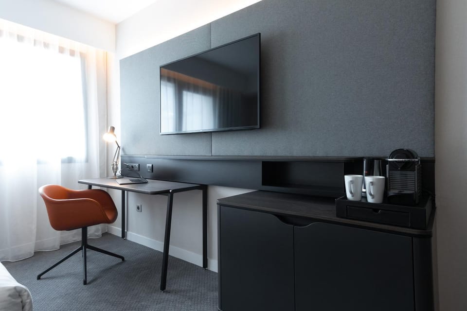 TV and multimedia, Coffee/tea facilities, View (from property/room), Business facilities, Seating area, Dining area, Area and facilities