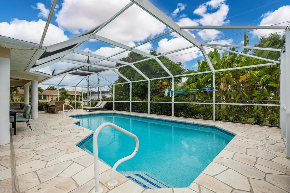 Villa Serenity NOW is the picture-perfect PET FRIENDLY Villa for you and your loved ones! House in Cape Coral