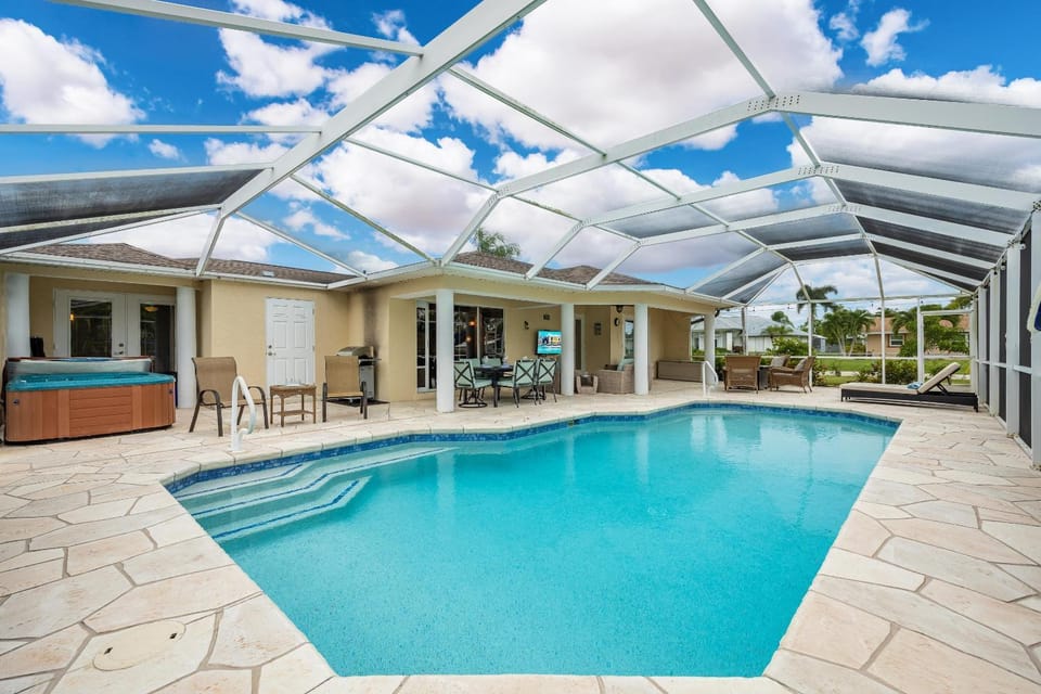 Villa Serenity NOW is the picture-perfect PET FRIENDLY Villa for you and your loved ones! House in Cape Coral
