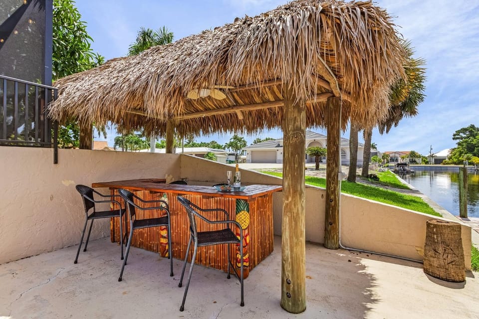 WALK TO BEACH - Waterfront - Gulf Access - Pool - 4 Kings - Bikes House in Cape Coral
