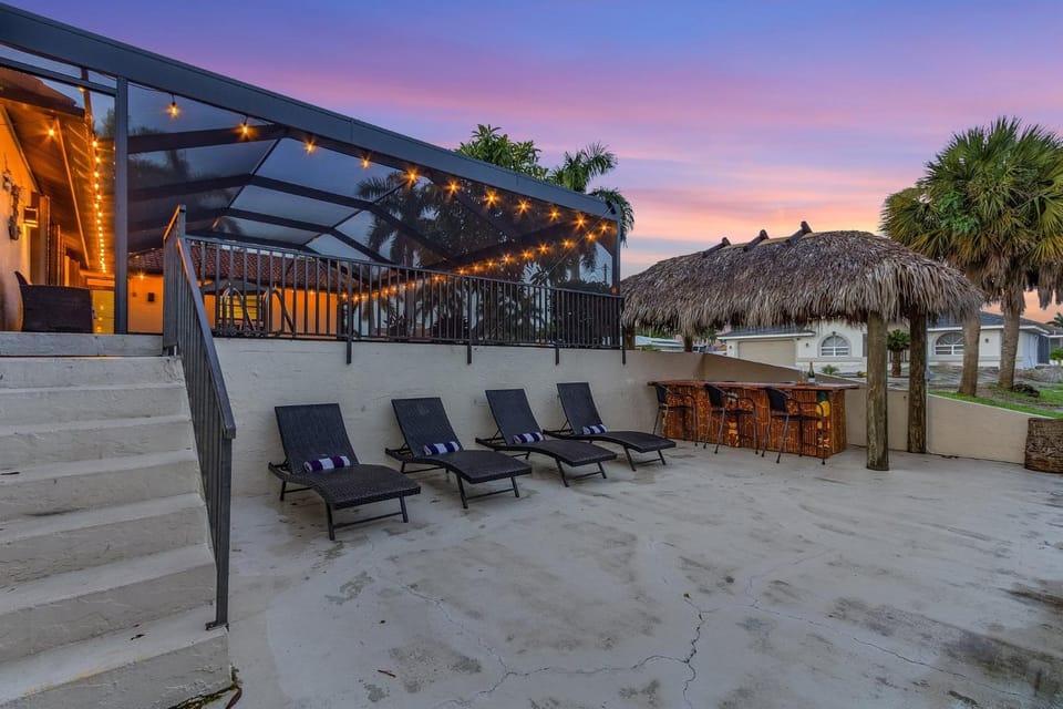 WALK TO BEACH - Waterfront - Gulf Access - Pool - 4 Kings - Bikes House in Cape Coral