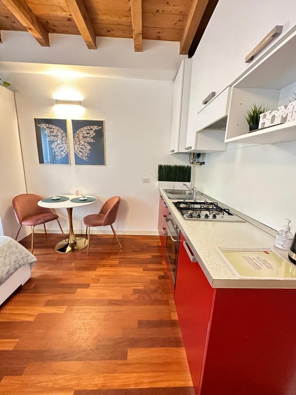 Kitchen or kitchenette, Living room, Seating area, Dining area, pet friendly, stove
