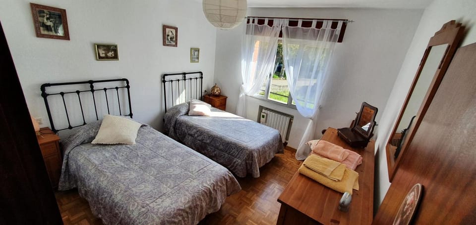 Photo of the whole room, Bedroom