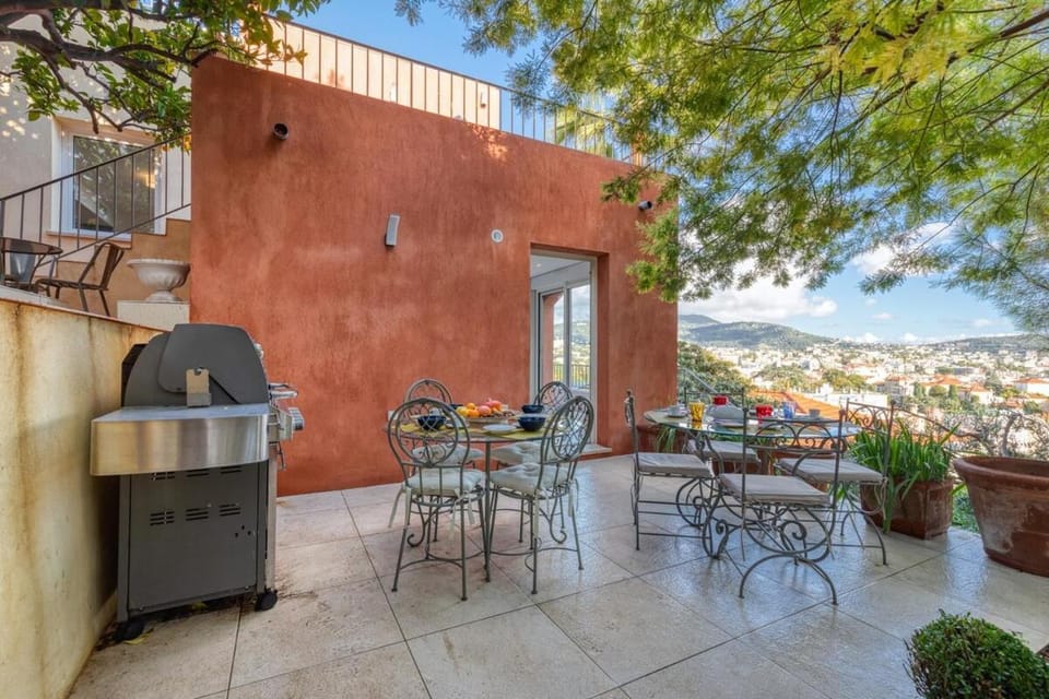Villa sur les hauteurs de Nice, proche centre Bed and Breakfast in Nice