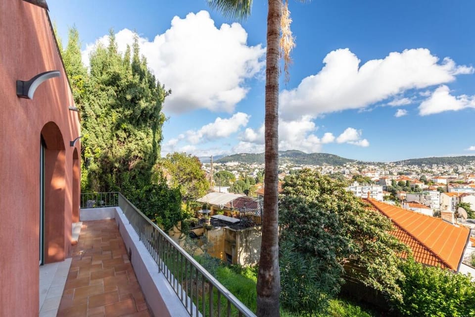 Villa sur les hauteurs de Nice, proche centre Bed and Breakfast in Nice