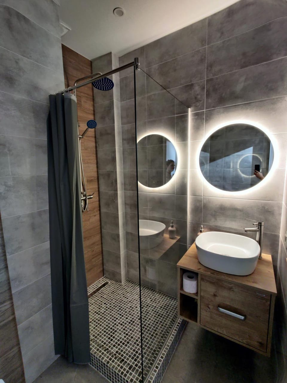 Shower, Toilet