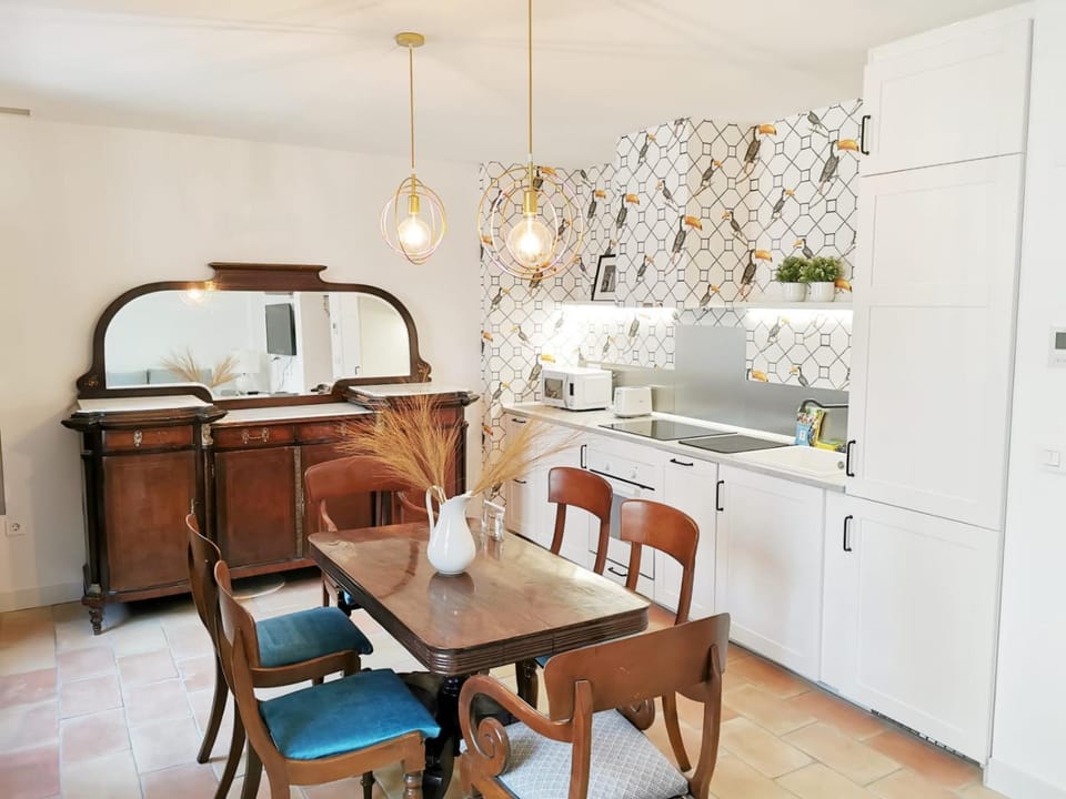 Restaurant/places to eat, Kitchen or kitchenette, Dining area