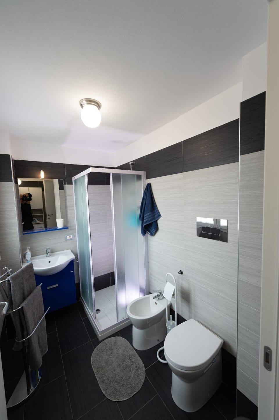 Shower, Toilet, Bathroom, bidet, towels
