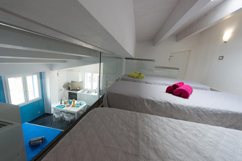 Bed, Kitchen or kitchenette, Photo of the whole room, Dining area, Bedroom, kitchen