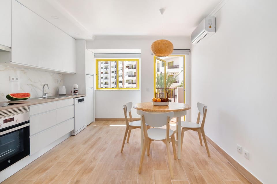 Kitchen or kitchenette, Dining area, oven, stove