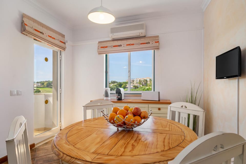 TV and multimedia, Living room, Seating area, Dining area, air conditioner
