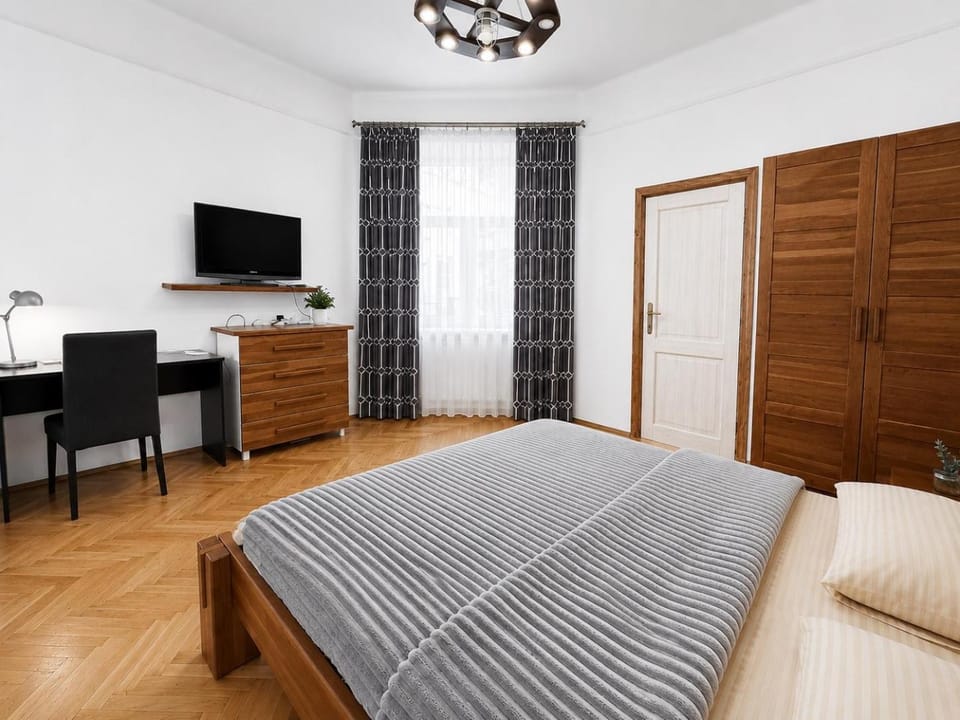 Bed, TV and multimedia, Photo of the whole room, Bedroom, wardrobe