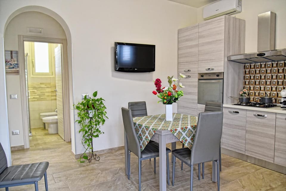 Photo of the whole room, Lunch, stove
