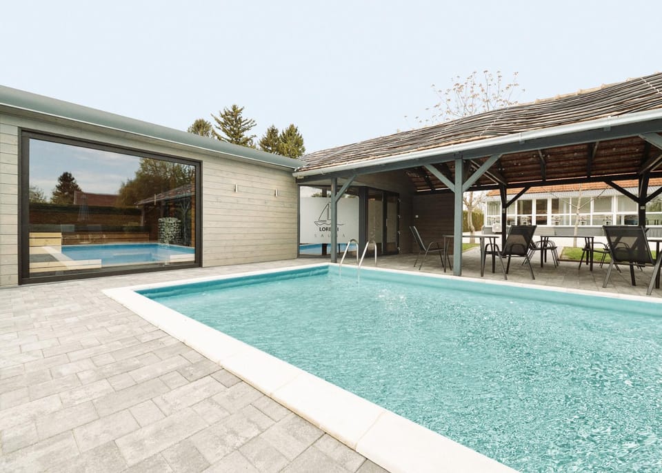 Sauna, Swimming pool