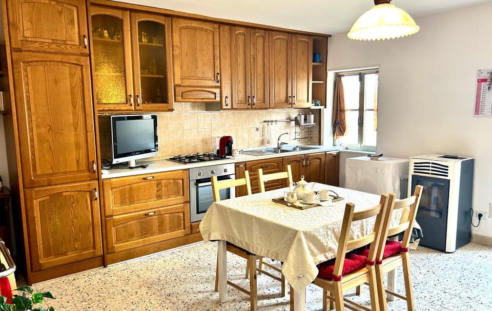 Dining area, oven, pet friendly