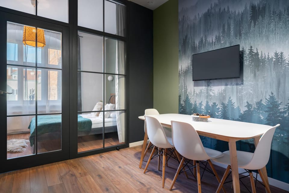 Bed, TV and multimedia, Living room, Photo of the whole room, Seating area, Dining area