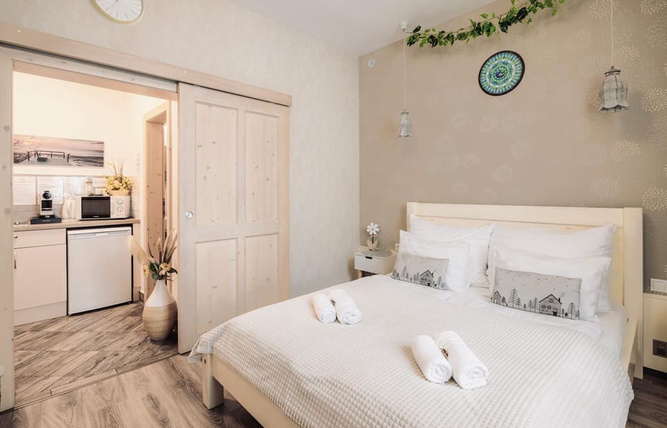 Bedroom, kitchen