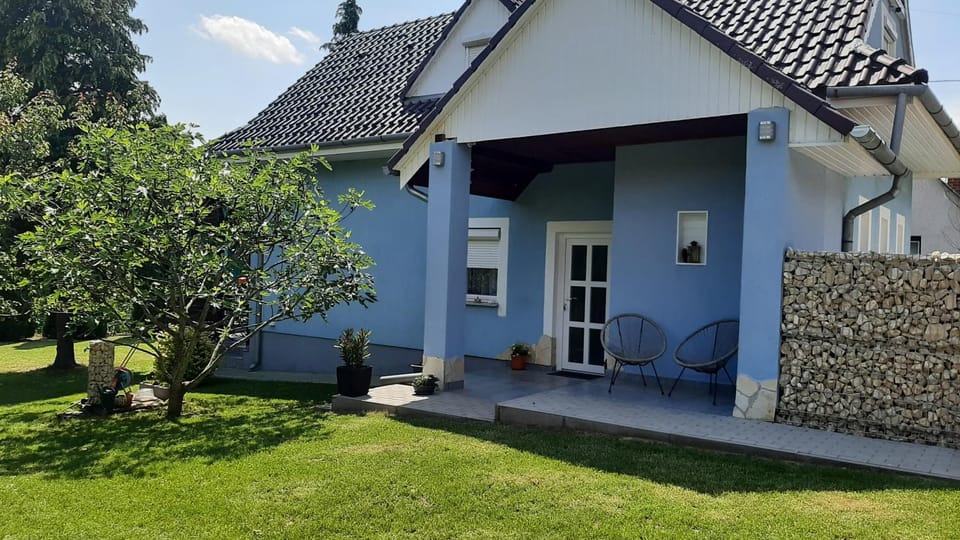 Property building, Spring, Day, Garden, Garden view