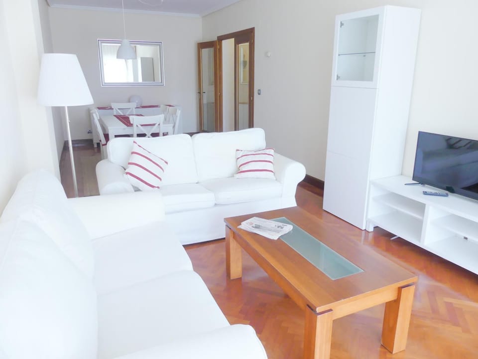 Apartamento luminoso, funcional y amplio en zona hospitalaria Apartment in Pamplona