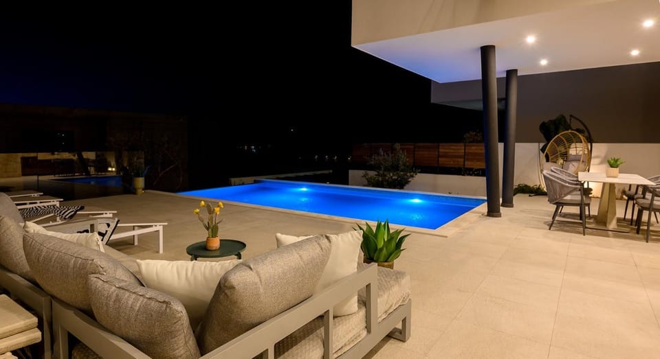 BBQ facilities, Balcony/Terrace, Dining area, Sea view, Swimming pool