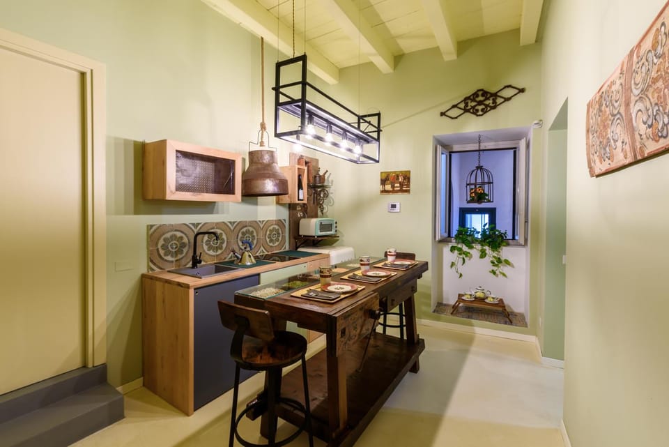 Kitchen or kitchenette, Dining area, Communal kitchen