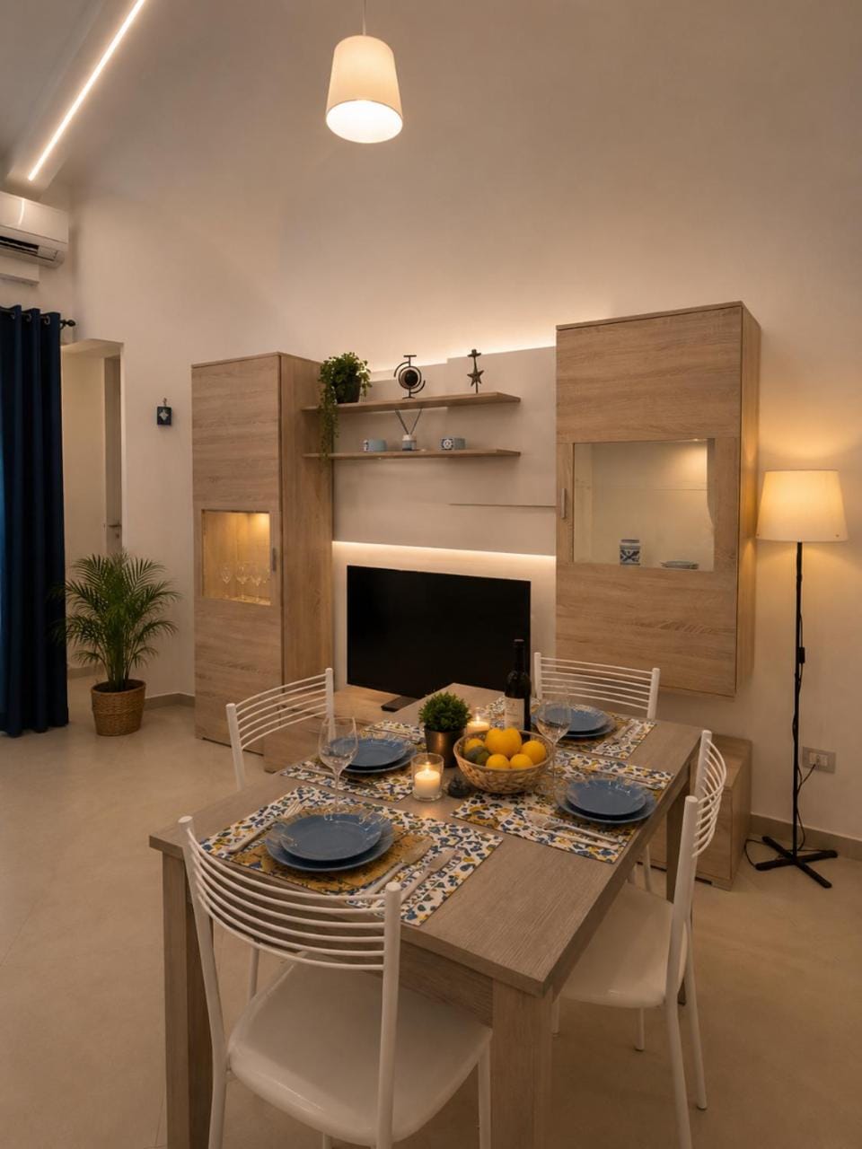 Living room, Food and drinks, Seating area, Dining area, Food