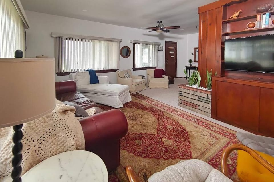 Communal lounge/ TV room, TV and multimedia, Living room, Photo of the whole room, Seating area