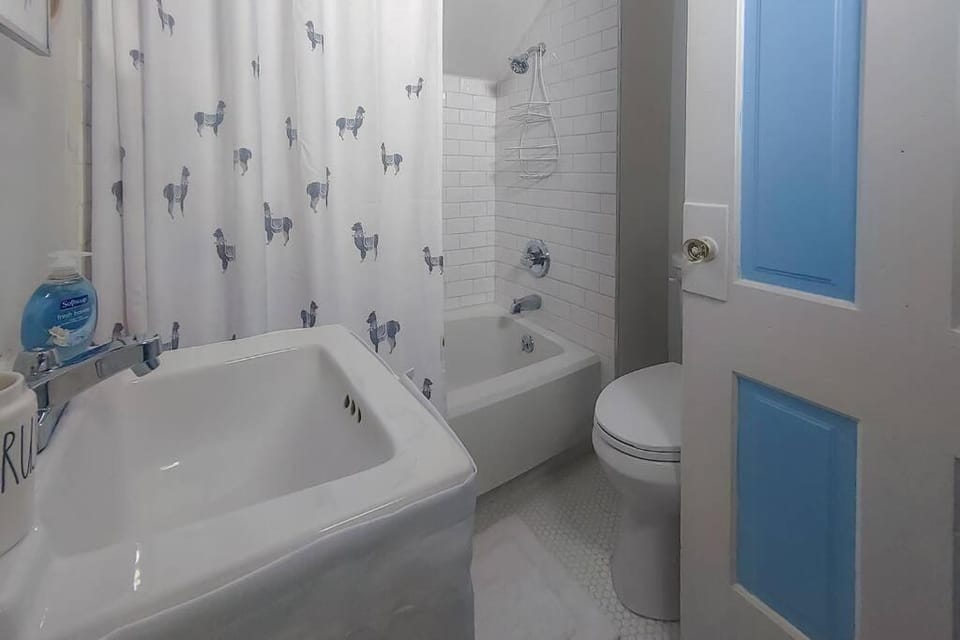 Historic w/deck, king bed & air by Lake Michigan Apartment in Manistee