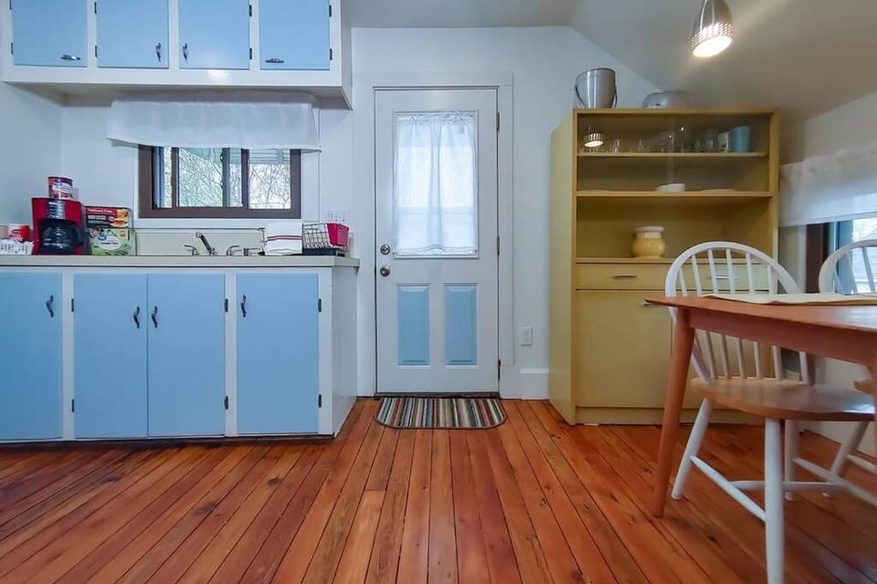 Historic w/deck, king bed & air by Lake Michigan Apartment in Manistee