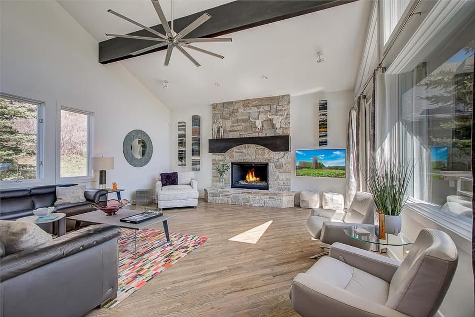 Deer Valley Private Home, Mountain Modern, Private Hot Tub, Wonderful Gathering Spaces and Views House in Park City