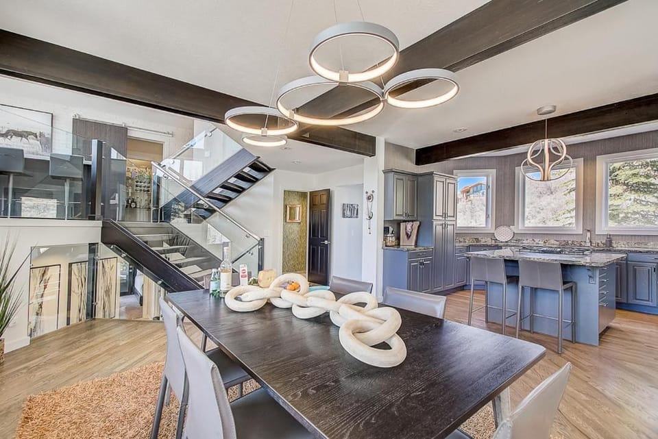 Deer Valley Private Home, Mountain Modern, Private Hot Tub, Wonderful Gathering Spaces and Views House in Park City