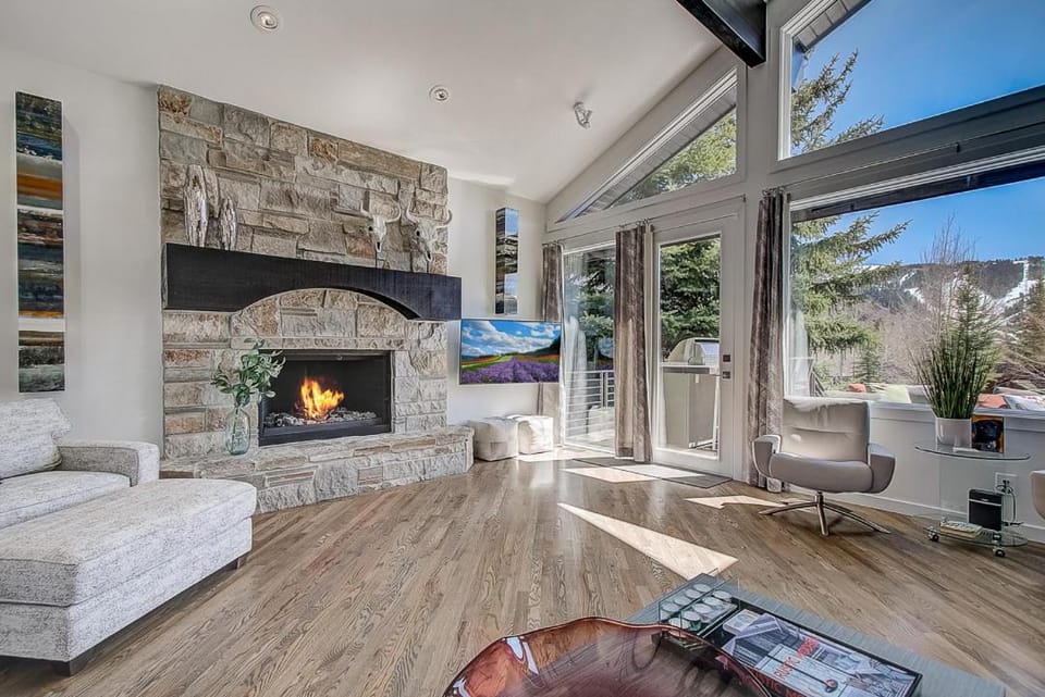 Deer Valley Private Home, Mountain Modern, Private Hot Tub, Wonderful Gathering Spaces and Views House in Park City