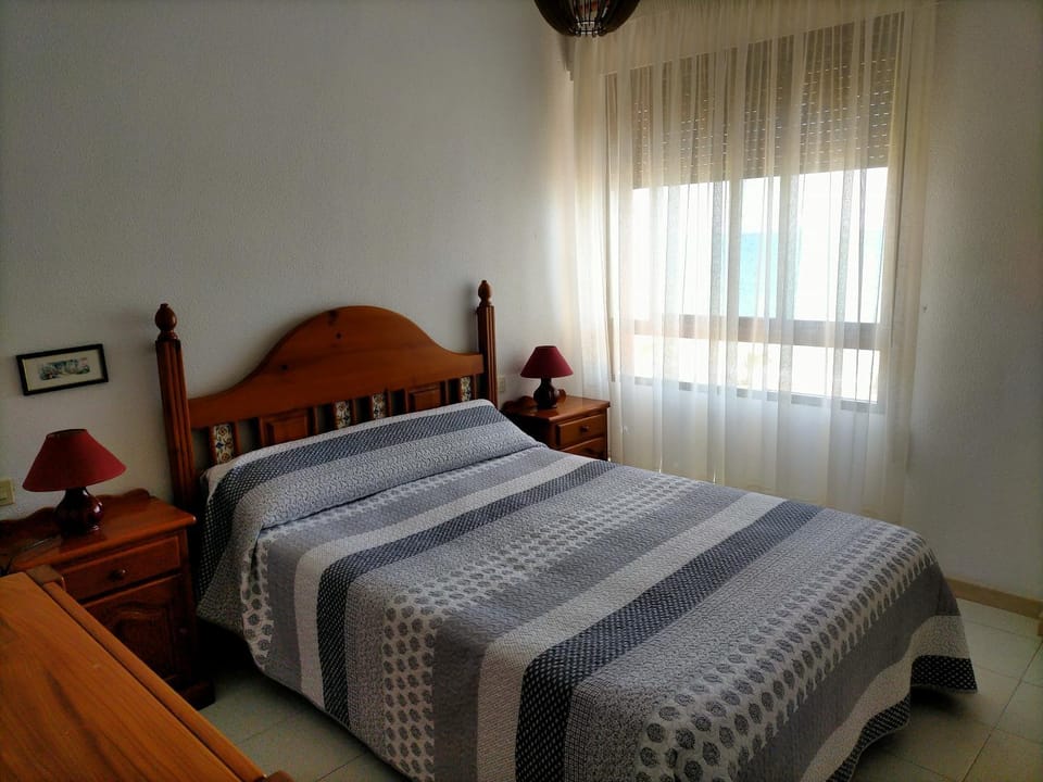 Apartamento primera linea con piscina y parking. Apartment in Peniscola