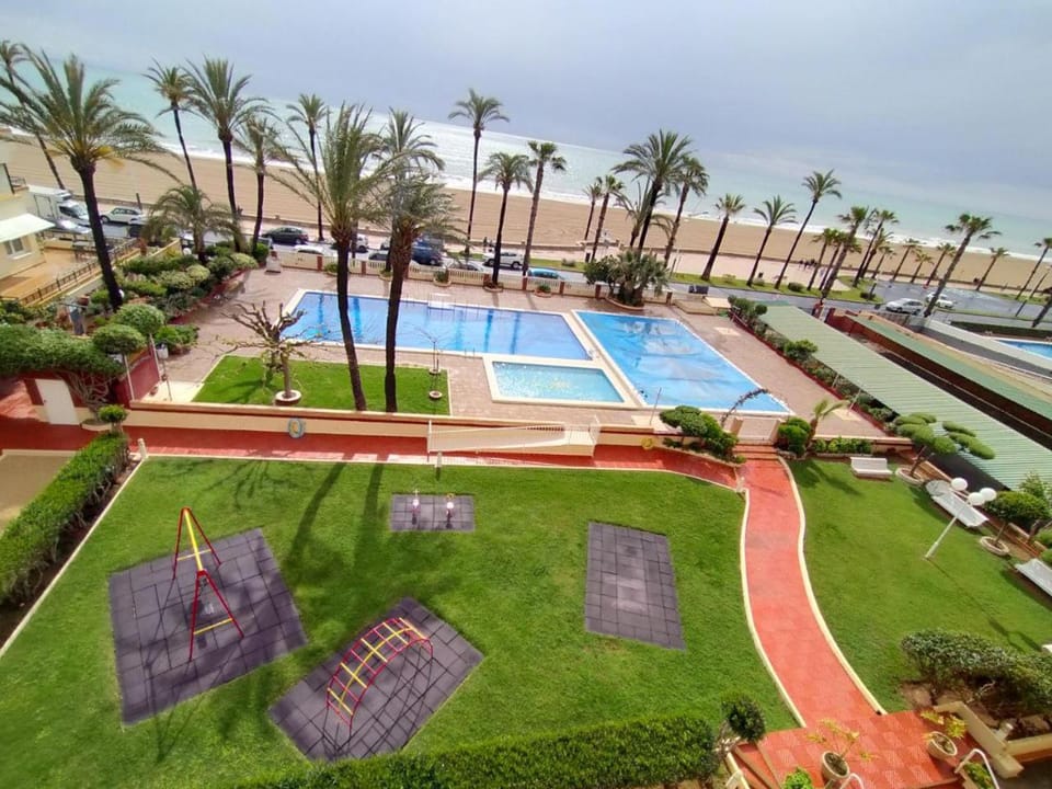 Apartamento primera linea con piscina y parking. Apartment in Peniscola