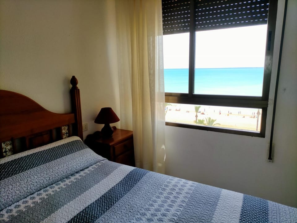 Apartamento primera linea con piscina y parking. Apartment in Peniscola