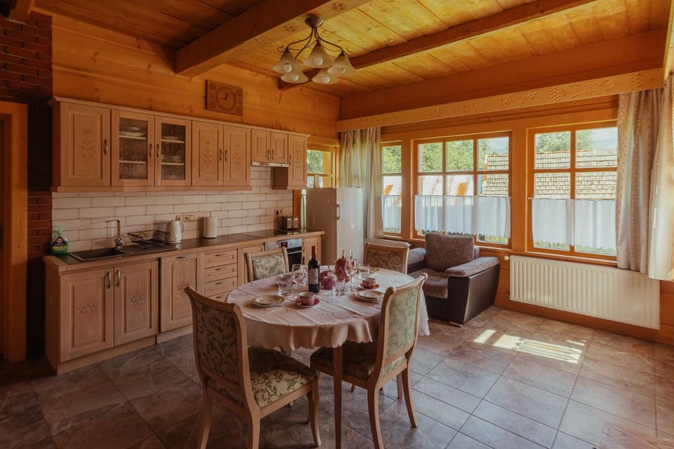 Kitchen or kitchenette, Dining area, stove