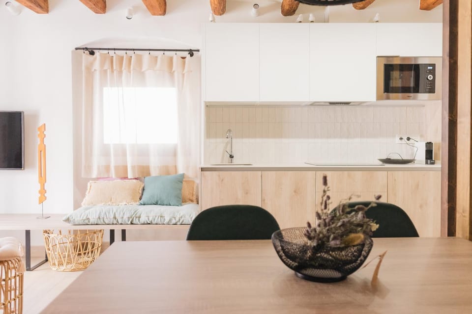 Kitchen or kitchenette, Living room, Seating area, Dining area