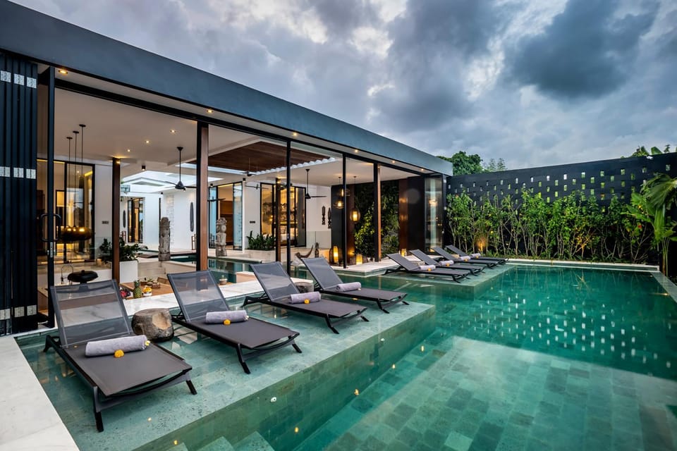 View (from property/room), Living room, Seating area, Pool view, sunbed