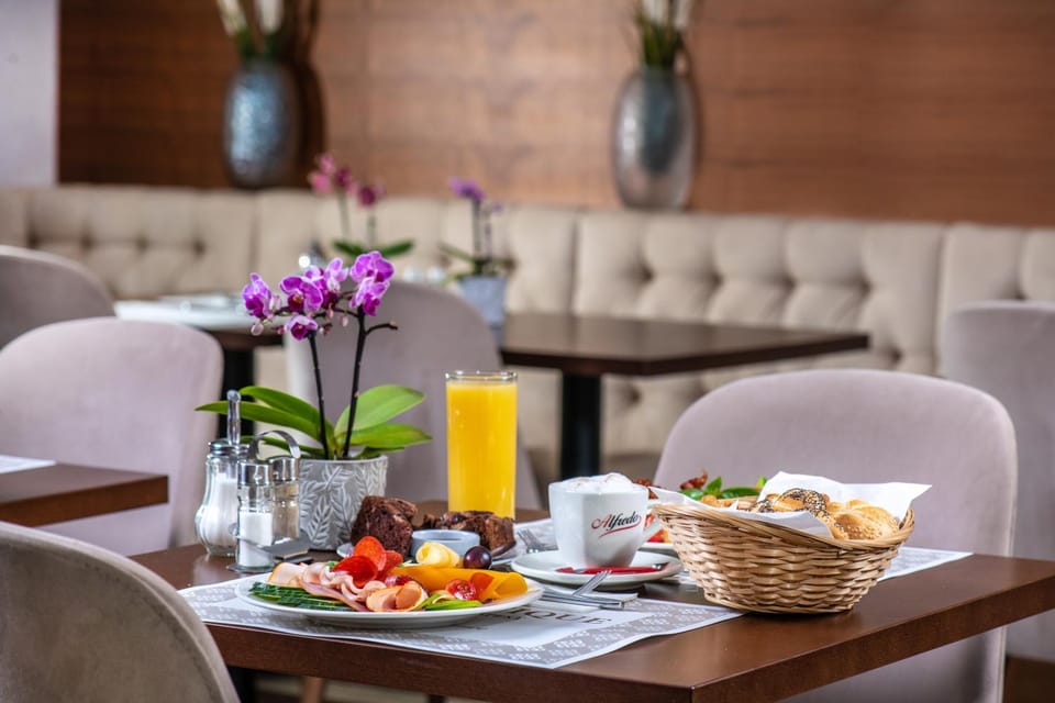 Food and drinks, Food, Breakfast, Continental breakfast, Drinks