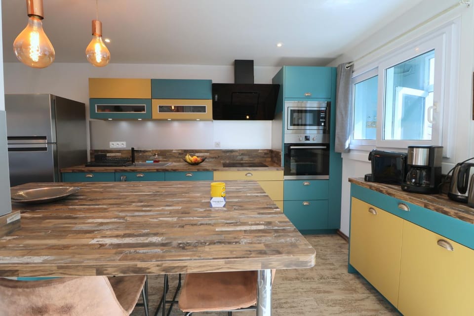 Coffee/tea facilities, Dining area, dishwasher, microwave, oven, stove, toaster, kitchen