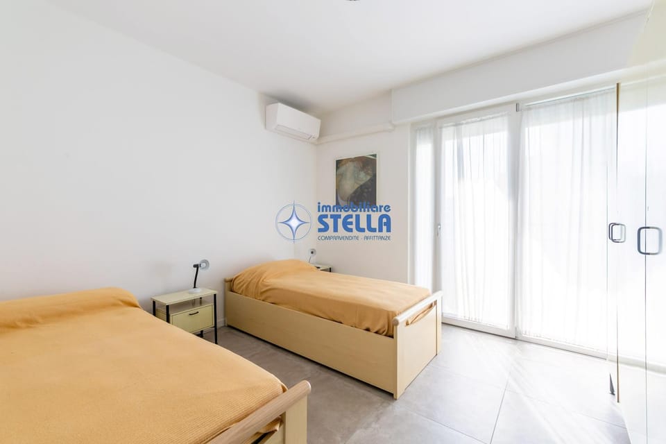 Bed, Photo of the whole room, air conditioner
