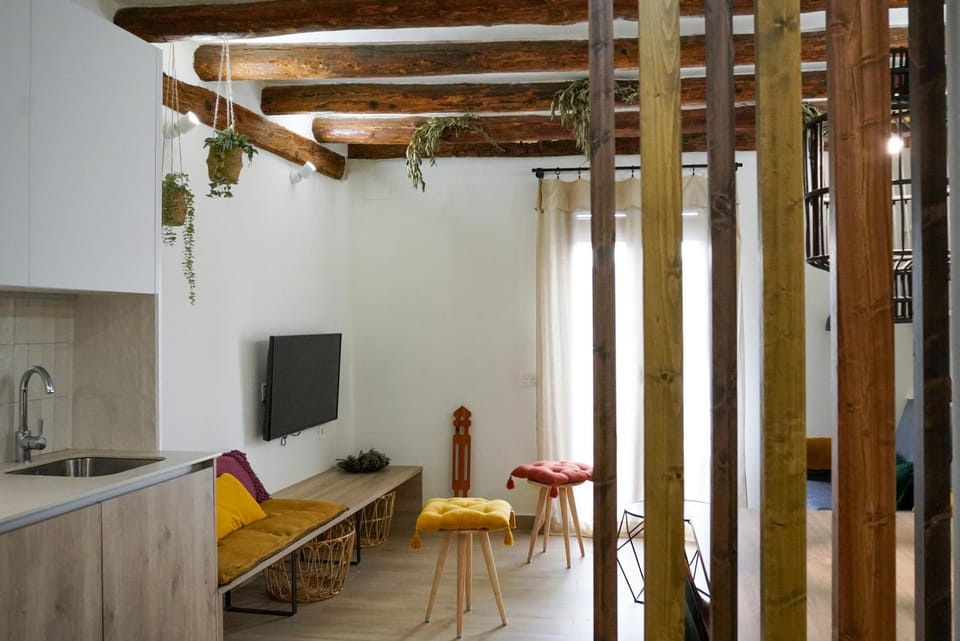 TV and multimedia, Living room, Seating area, Dining area