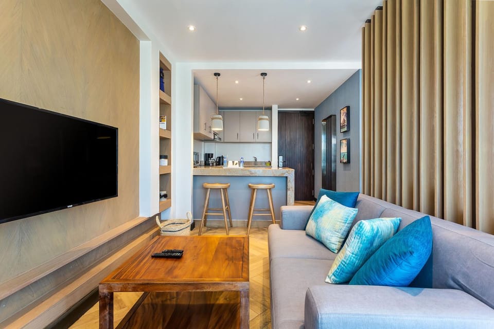 TV and multimedia, Coffee/tea facilities, Kitchen or kitchenette, Living room, Seating area, Dining area